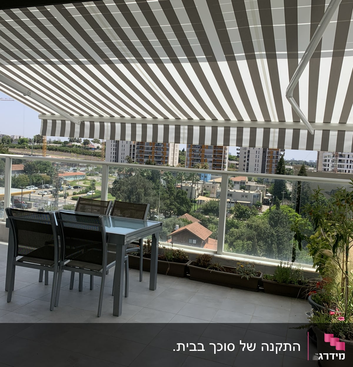 סוכך פסים לבן ואפור במרפסת שמש